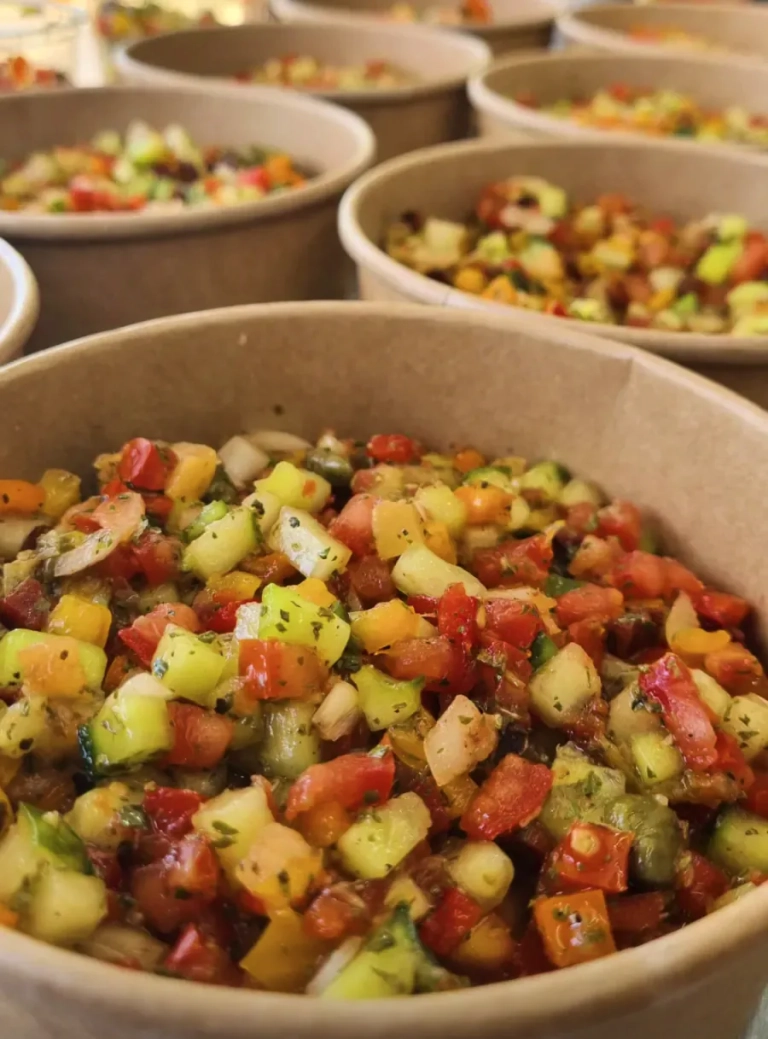 Salade méchouia en pots, préparée par Tounsi Traiteur