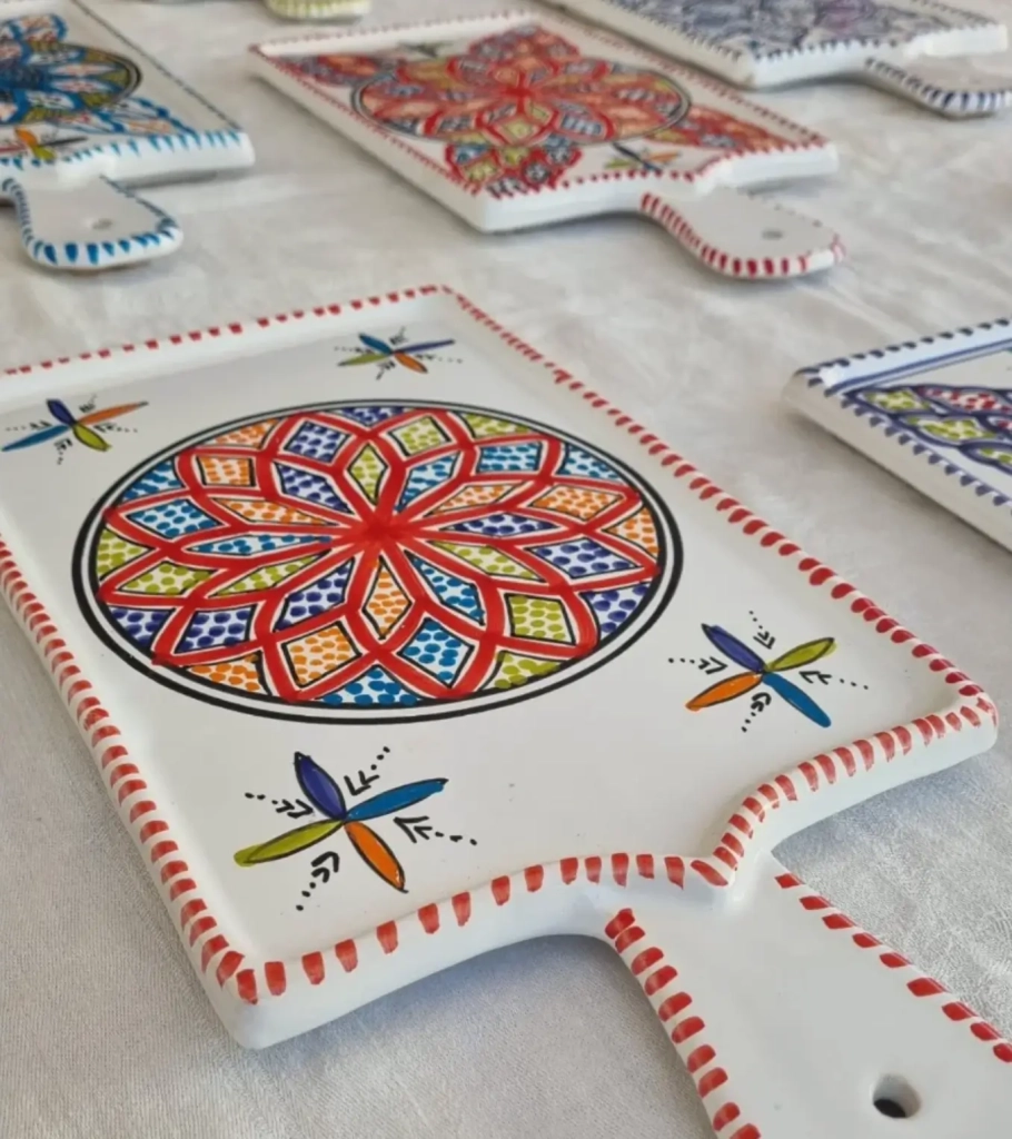 Vaisselle en céramique tunisienne peinte à la main